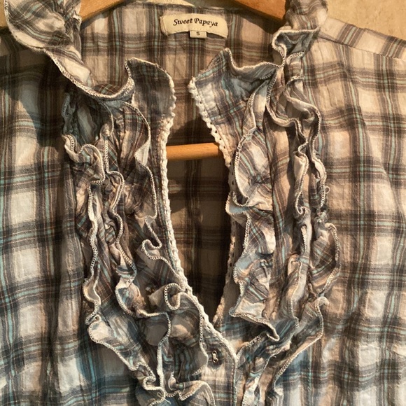 Sweet Papaya blouse size S. This is plaid fabric of blue, green, and grey colors - Picture 2 of 6